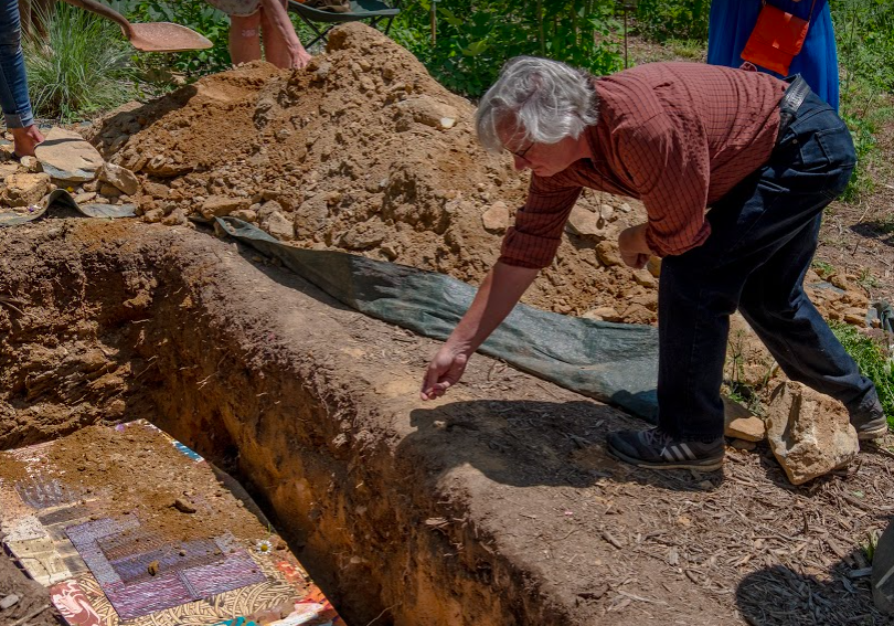 6a21e37a00124_12 Paulus coffin in ground photo